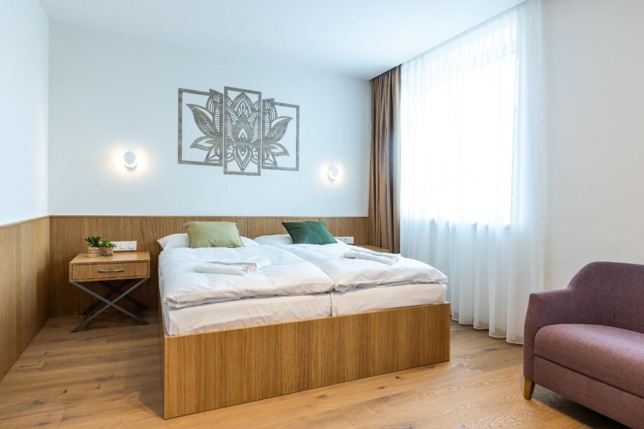 Raj Zdravia Hotel Братислава Екстериор снимка