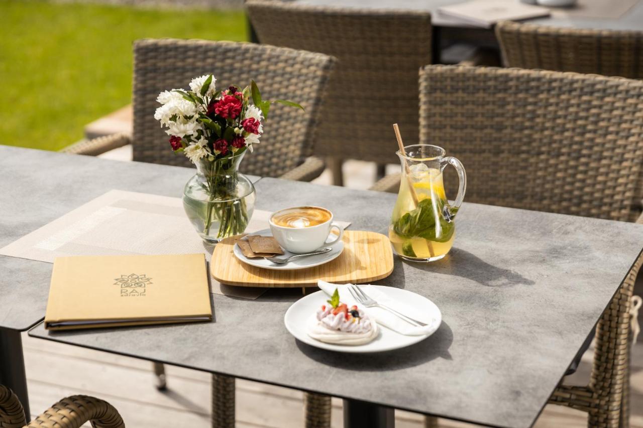 Raj Zdravia Hotel Братислава Екстериор снимка