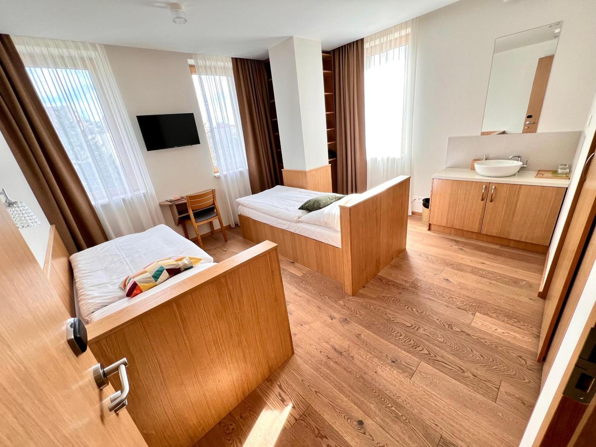Raj Zdravia Hotel Братислава Екстериор снимка