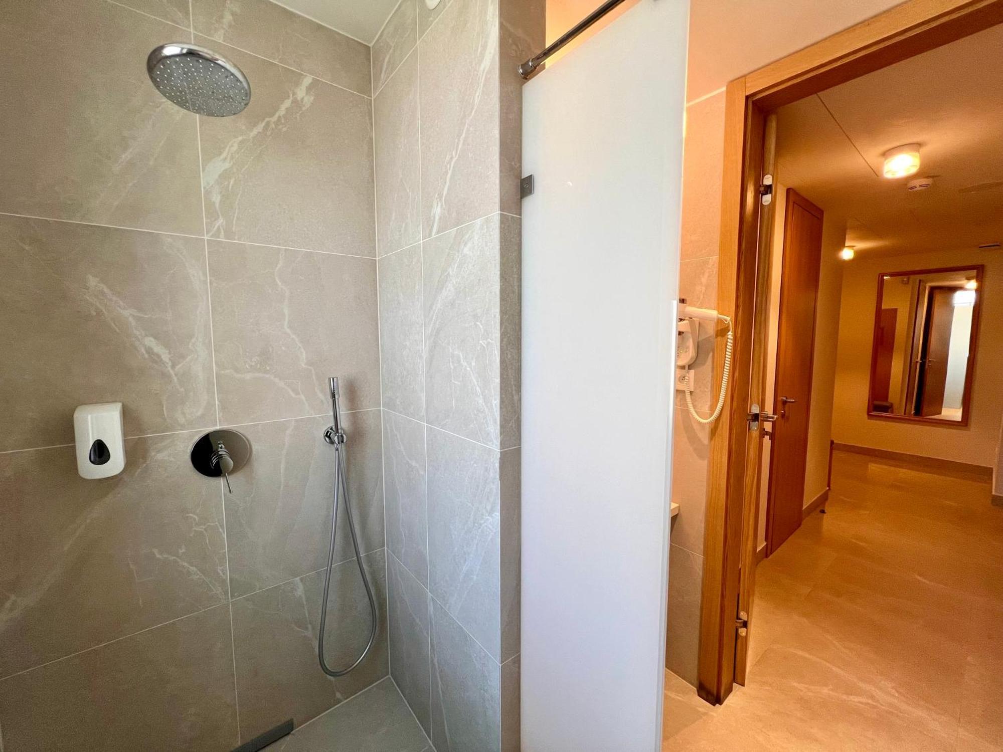 Raj Zdravia Hotel Братислава Екстериор снимка