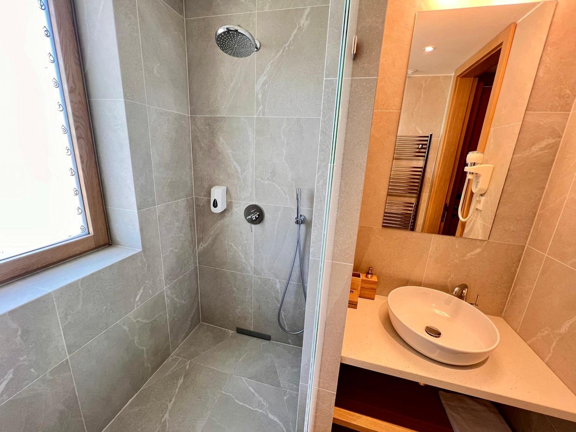 Raj Zdravia Hotel Братислава Екстериор снимка